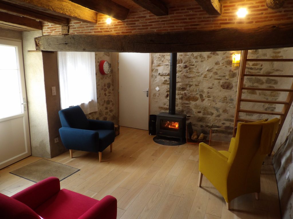 Intérieur de la petite maison, parfois au coin du feu.